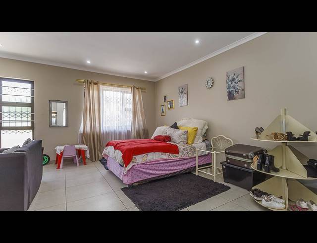 5 BEDROOM FREESTANDING FOR SALE IN WYEBANK